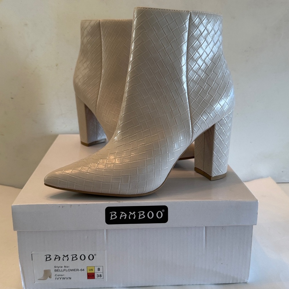 Bamboo boots ivory Bellflower vegan leather chunky heel Size 8 New